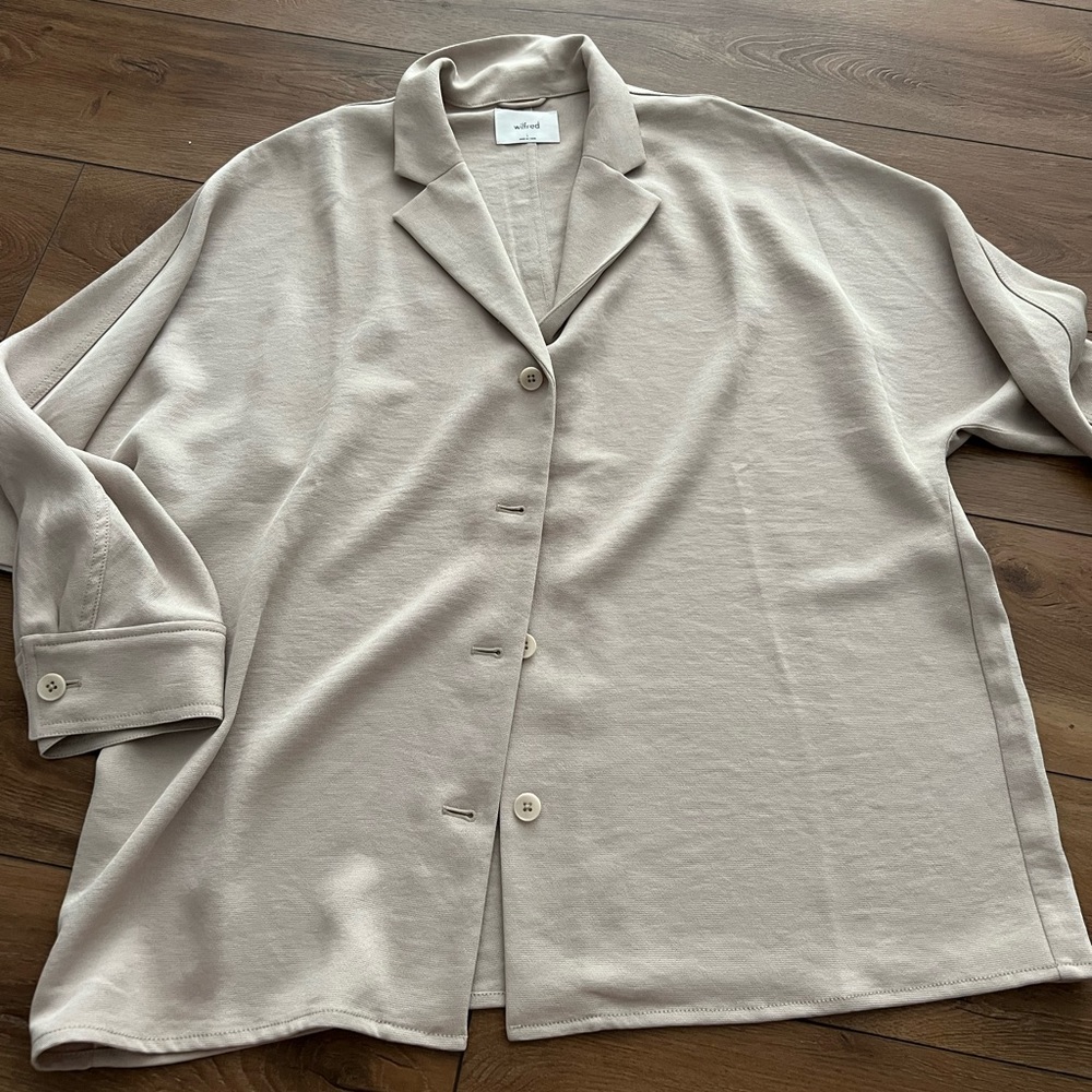 New flowy Aritzia jacket/blouse - size L, barely worn